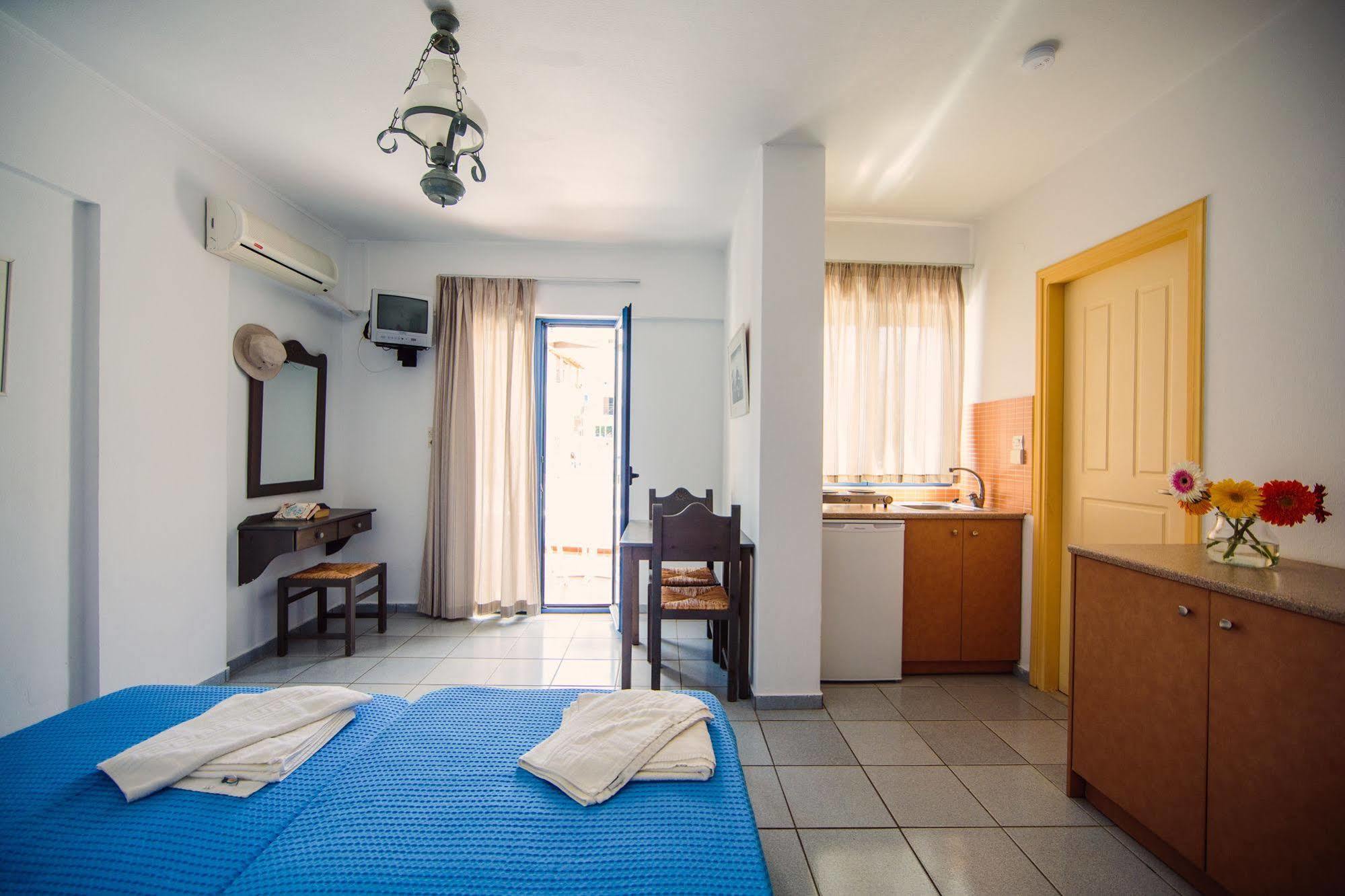 Iliana Apartments เยโอริยิอูโปลิส ภายนอก รูปภาพ